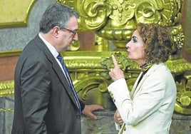 El portavoz del PNV en el Congreso, Aitor Esteban, charla con la ministra de Hacienda, María Jesús Montero.