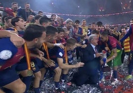 Un Laporta eufórico celebra la Supercopa con los jugadores