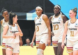 Las jugadoras del Lointek Gernika saltan a la cancha tras un tiempo muerto.