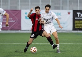 Mikel Zabala trata de hacerse con el balón en el último partido ante el Utebo.