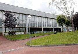 Exterior del Polideportivo El Jaro en Ugao-Miraballes