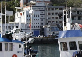 En la actualidad la fábrica de hielo del puerto de Ondarroa está en el centro del muelle.