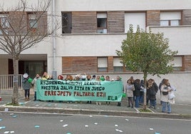 Las trabajadoras protestaron frente a la residencia durante la mañana del martes.