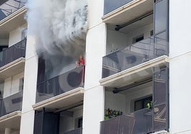 Angustioso rescate en Eibar de dos mujeres que escapan de un incendio refugiadas en el balcón