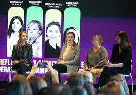 Leire Rubio (Arteche), Miren de la Cruz (Ormazabal), Elena Cobo (Tecuni) y Begoña Díaz (Iberdrola) durante una mesa redonda tras la presentación del informe.