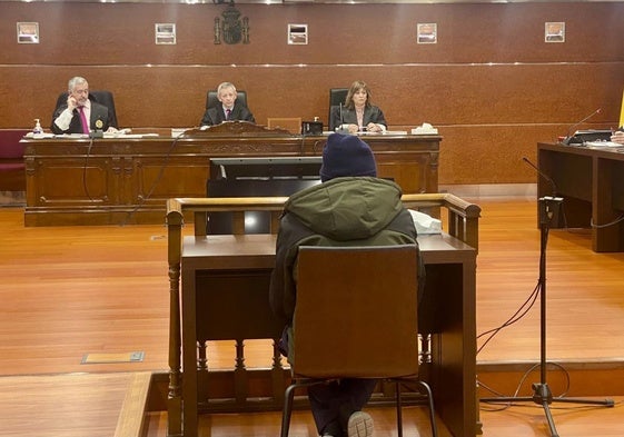 El procesado, en el inicio de la vista de conformidad celebrada en la Audiencia Provincial de Álava.