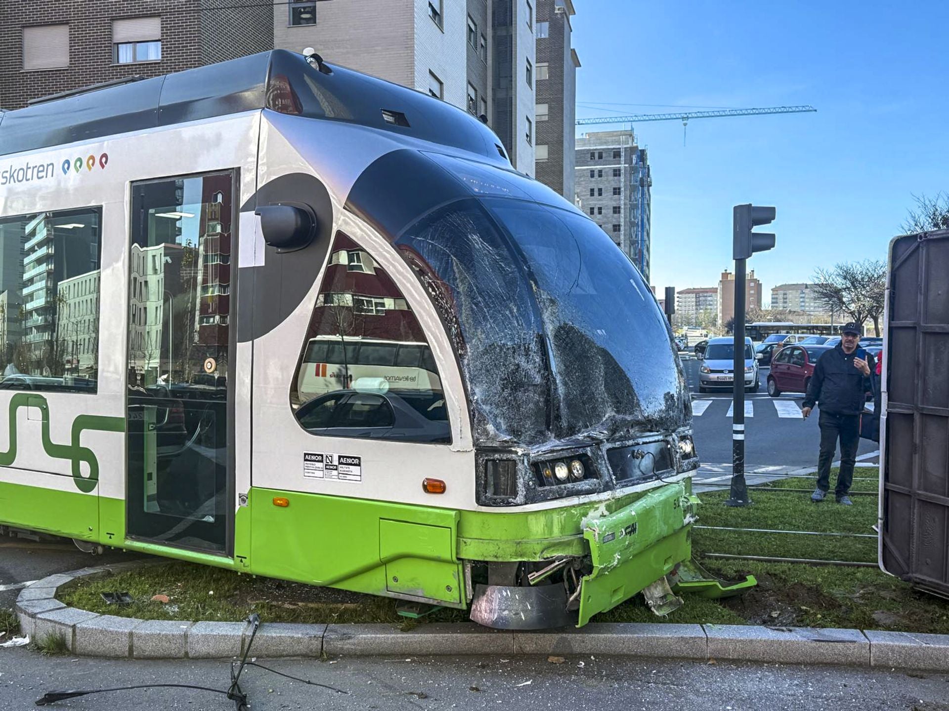 Siete heridos en un choque entre el tranvía y un microbús en Vitoria