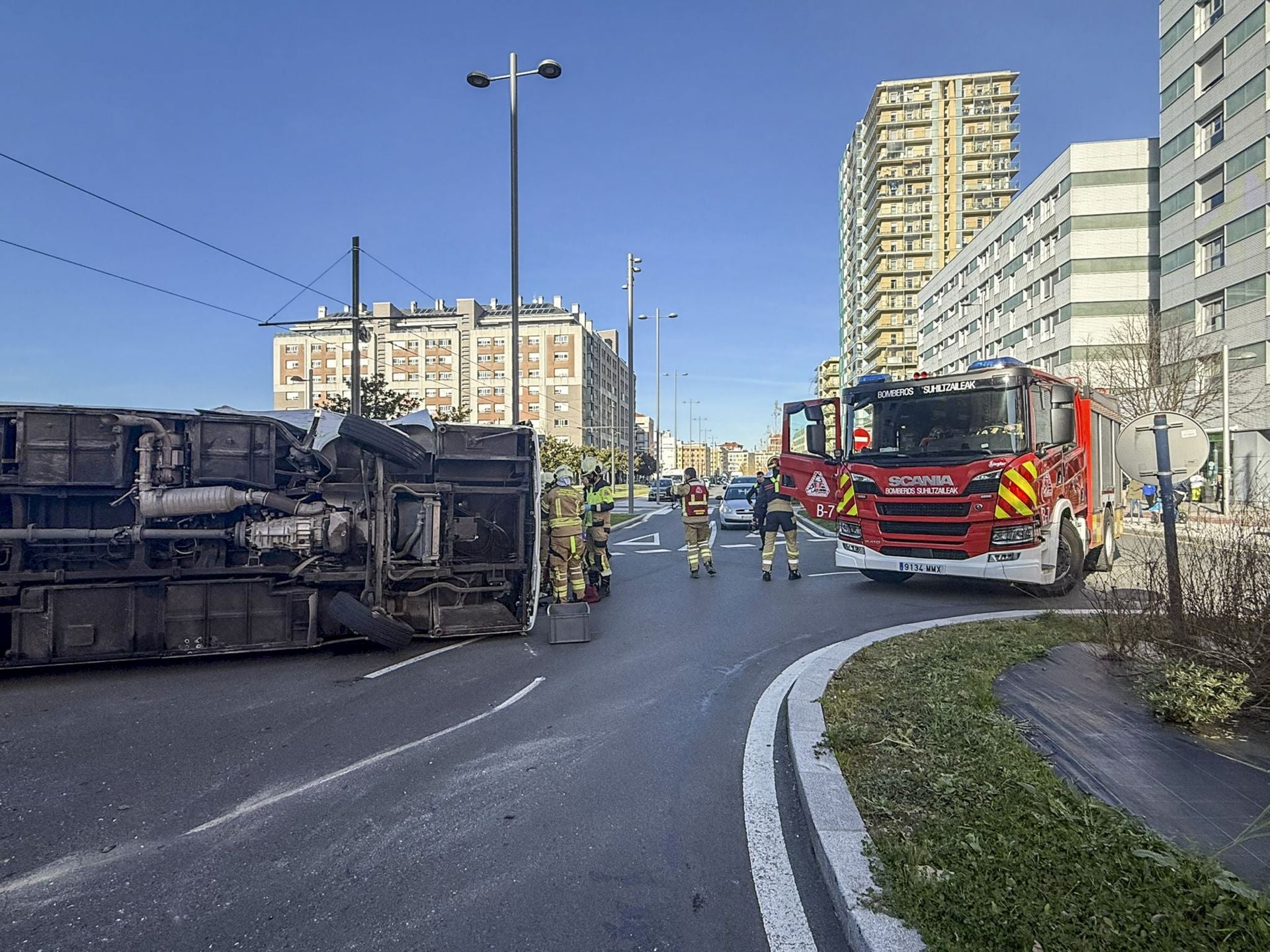 Siete heridos en un choque entre el tranvía y un microbús en Vitoria