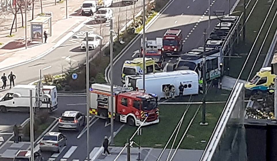 Siete heridos en un choque entre el tranvía y un microbús en Vitoria