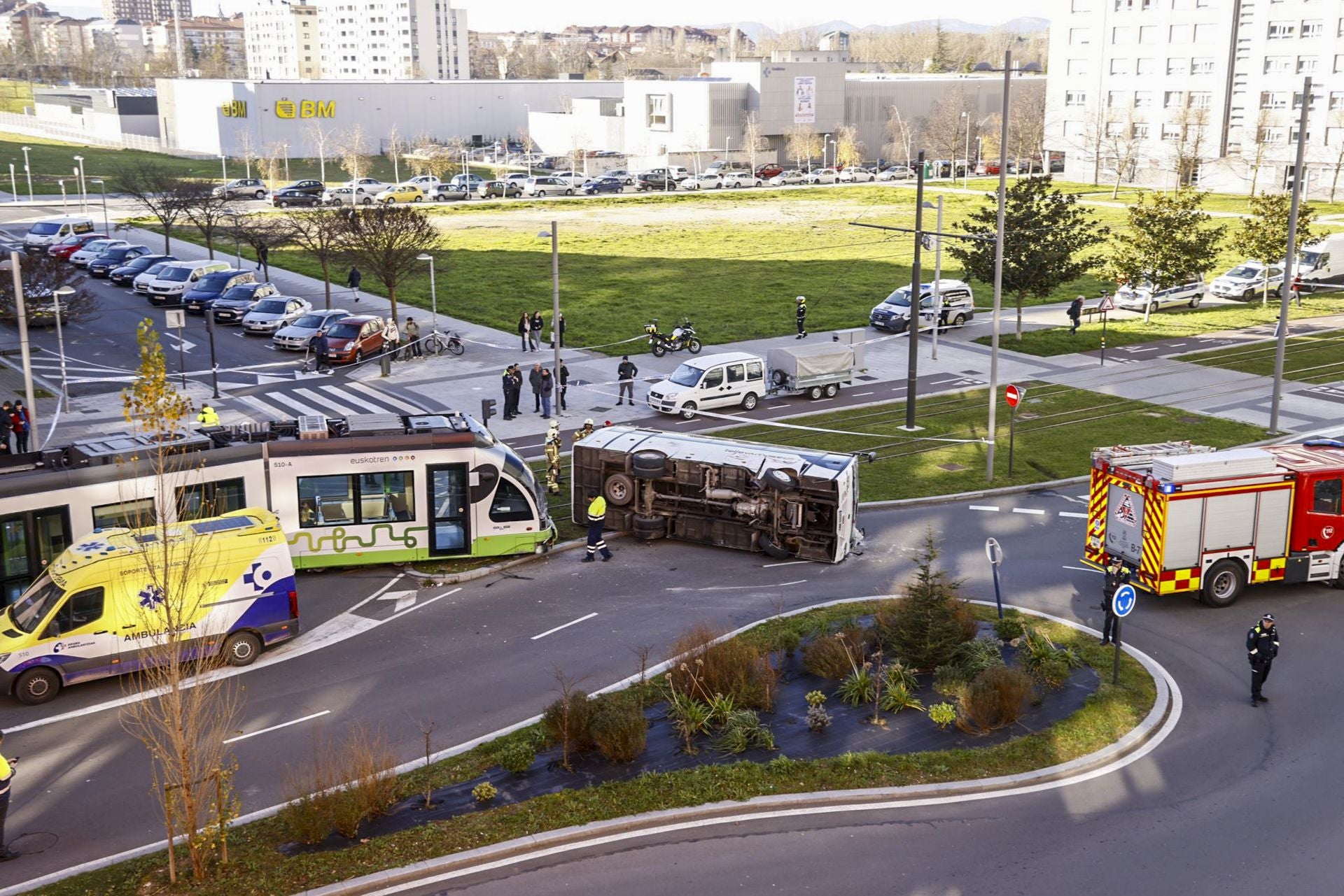 Siete heridos en un choque entre el tranvía y un microbús en Vitoria