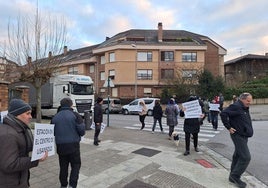 Vecinos y vecinas de Usansolo tratan de impedir el paso de uno de los camiones de la obra.