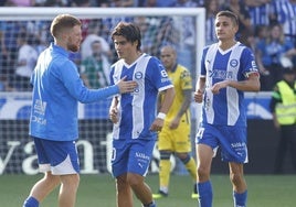 Carlos Vicente anima a Romero tras errar el argentino un penalti contra Las Palmas en Mendizorroza.