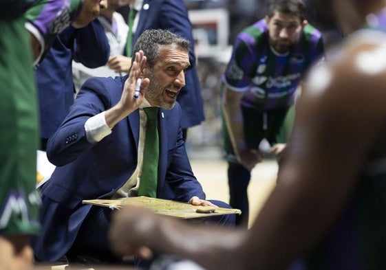 ibon Navarro da instrucciones a sus jugadores en un tiempo muerto.