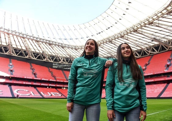 Clara Pinedo y Daniela Agote atienden a EL CORREO en el césped del estadio bilbaíno.