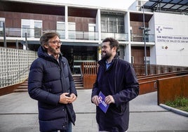 Iñaki Oyarzabal e Iñaki García Calvo, frente al centro de salud de San Martín.