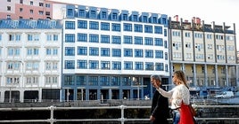 Hotel Axel, situado junto al puente de La Merced de Bilbao.