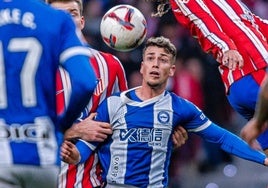 Antonio Blanco, en el centro, intenta imponerse a Griezmann y Sorloth en el duelo ante el Atlético.