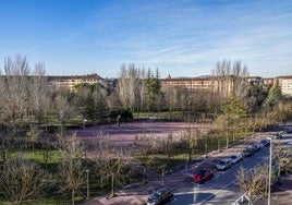 Esta cancha de baloncesto albergará un parking en superficie para 42 coches cuando llegue el tranvía a Zabalgana.