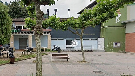 Güeñes recuerda a Artziniega que decidió en septiembre igualar las tasas de sus piscinas
