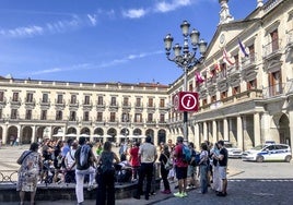 Turistas en la Plaza de España de Vitoria