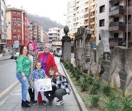 La pequeña Paula junto a las organizadoras del bingo solidario.