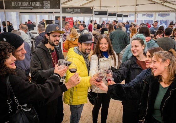 Un grupo de personas brinda en la última edición de Ardoaraba.