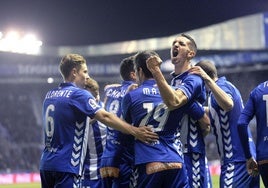 Feddal alza el puño en la celebración de un gol durante la temporada en la que militó en el Alavés (2016-17).