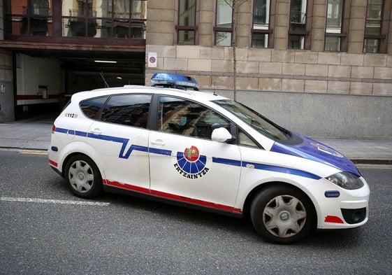 Detenido en Urduliz por arrojar a portales y comercios varias piedras, que llevaba en un carro de la compra