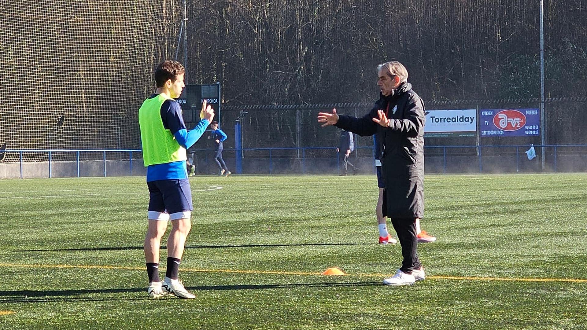 Amorebieta vs Tarazona: Natxo González Seeks Defensive Stability and Crucial Win at Urritxe