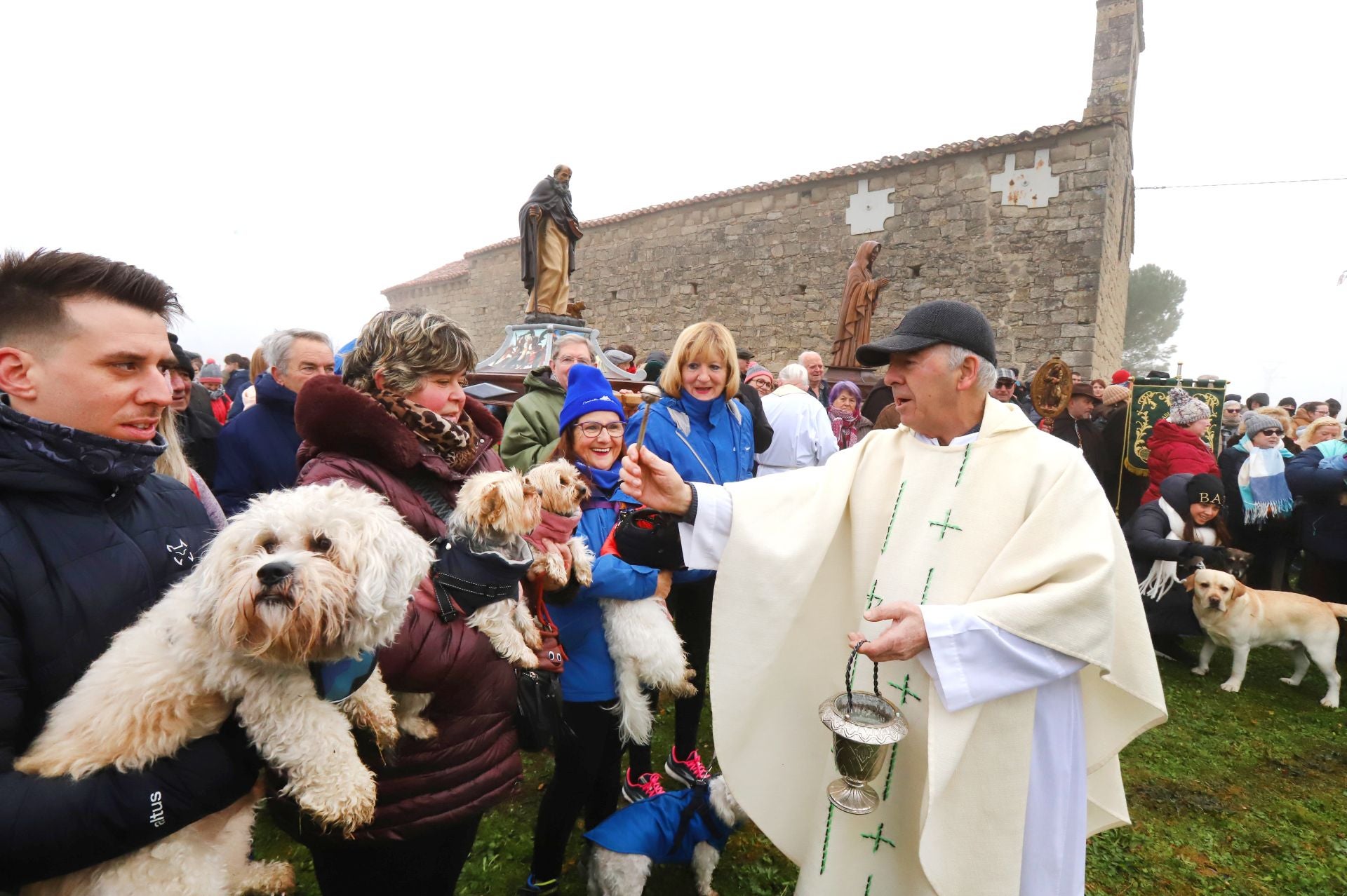 Todos los animales y también algunos de sus dueños fueron bendecidos en la campa de La Nave.