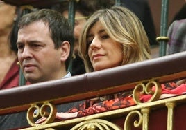 El hermano del presidente del Gobierno, David Sánchez, junto a Begoña Gómez en el Congreso