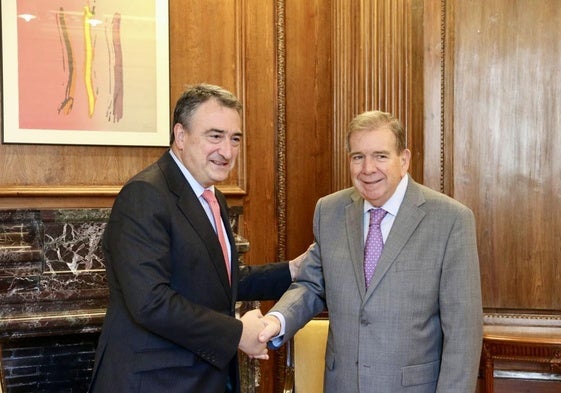 Aitor Esteban y Edmundo González Urrutia se saludan en un encuentro mantenido en septiembre.