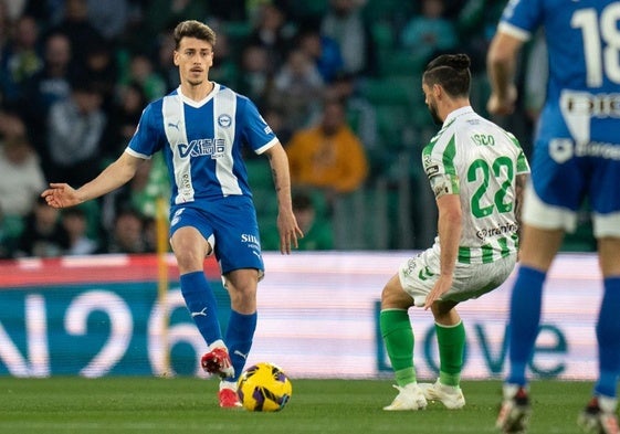 Antonio Blanco intenta un pase en el partido contra el Betis.