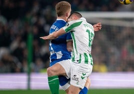 Perraud se lleva por delante a Carlos Vicente en la jugada que supuso la expulsión del defensa del Betis.