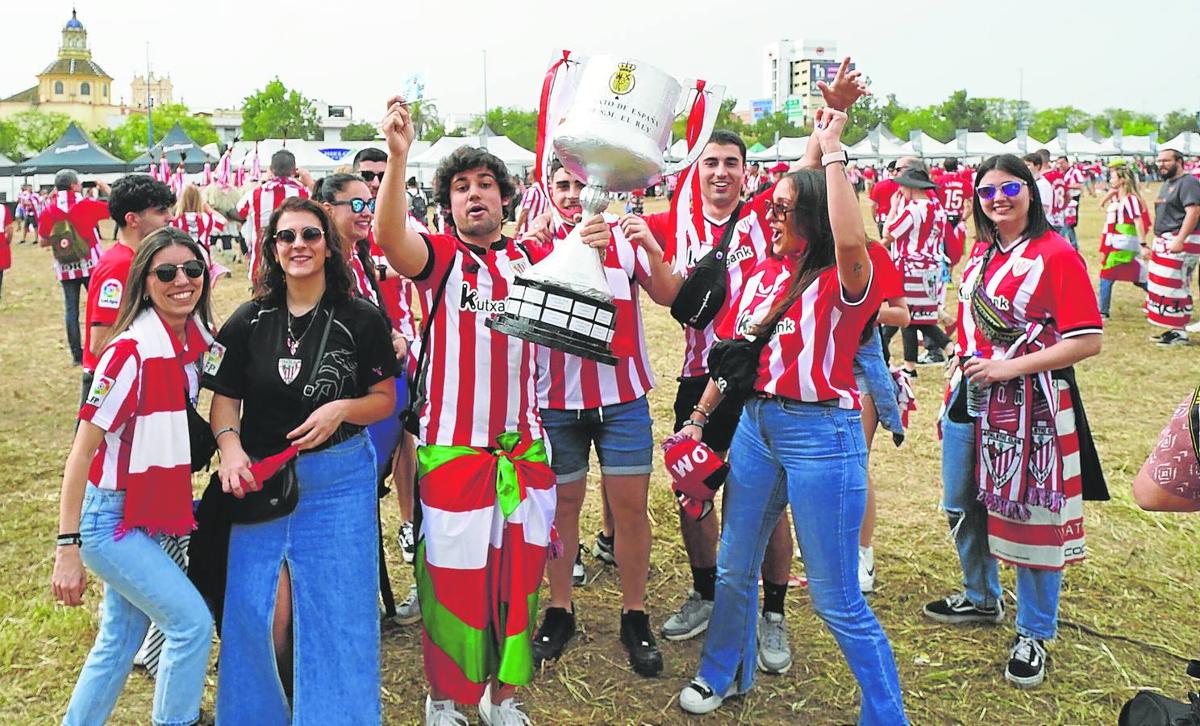 La afición del Athletic sueña con estar en la final de la Europa League que se celebra en Bilbao en mayo.