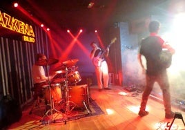 Pablo Levin (batería), Ángel Cáceres (bajo y silbidos) e Iker García (guitarra) intercambiaron sus instrumentos.