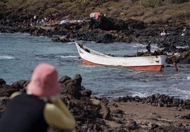 Cayuco frente a las costas de las Islas Canarias.