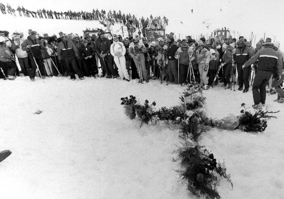 Decenas de personas despiden a los jóvenes fallecidos el 19 de enero de 1985.