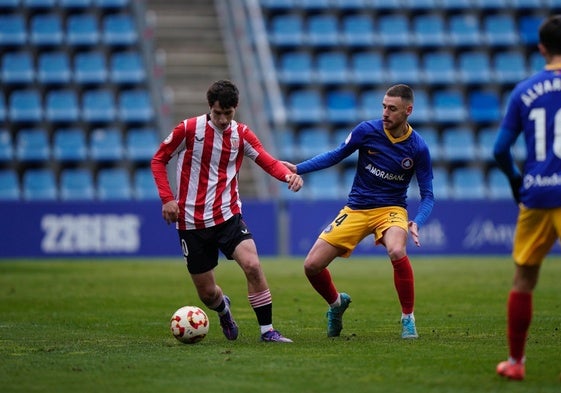 Ibon Sánchez, uno de los mejores jugadores del partido, ante Sergio Molina.