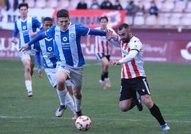 Xanet Olaiz defiende una acción del encuentro frente a Andrei Lupu.