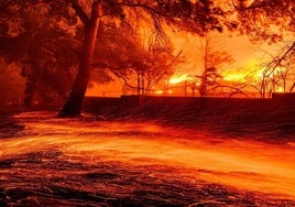 Vista de la avenida Radcliffe mientras arde el incendio de Palisades en Los Ángeles.