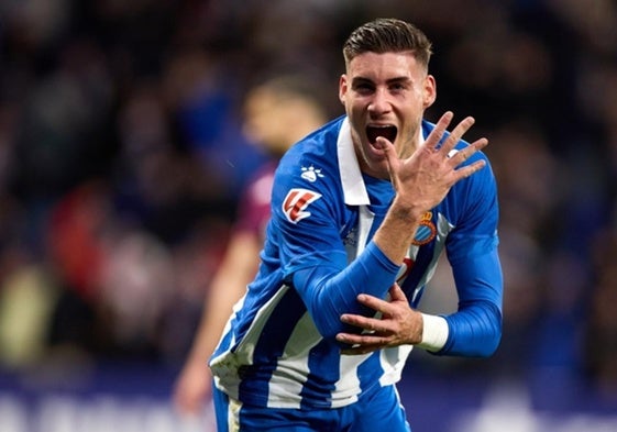 Roberto Fernández celebra el gol 'a lo Toquero'.