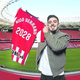 Nico Serrano, que puede salir cedido, posó ayer con una camiseta con el dorsal número 2028.