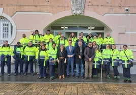 El vicelehendakari y consejero de Economía, Trabajo y Empleo, Mikel Torres, junto al alcalde de Abanto, Iñaki Urrutia, representantes del Ayuntamiento y las personas contratadas por el programa de empleo.