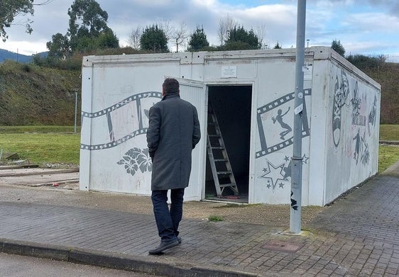 Un hombre observa el interior de uno de los módulos juveniles que se están desmantelando en el barrio de Gallarta.