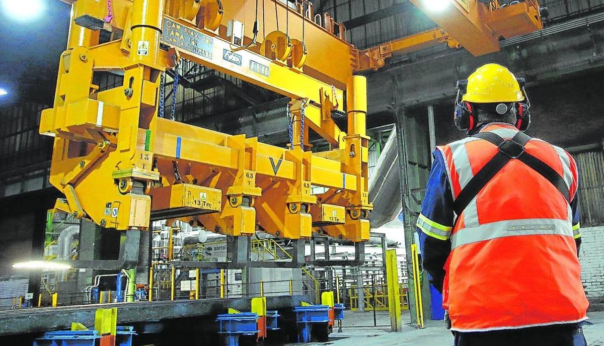 Un operario maneja una máquina de precisión en una planta de Sidenor.