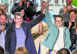 Arkaitz Rodríguez, junto al candidato a lehendakari, Pello Otxandiano, en un acto electoral previo a las autonómicas vascas, en las que Bildu rozó el 'sorpasso' al PNV.