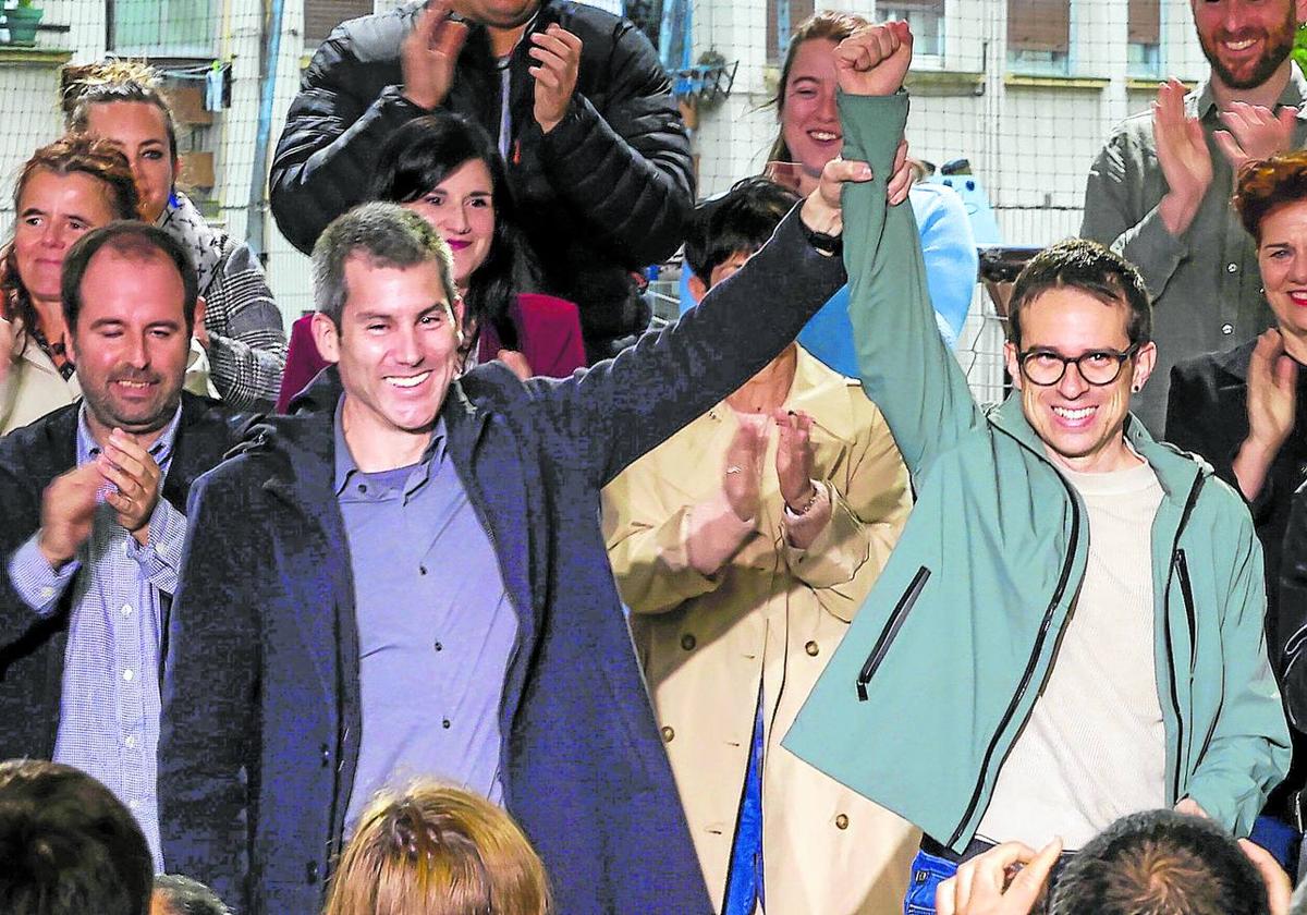 Arkaitz Rodríguez, junto al candidato a lehendakari, Pello Otxandiano, en un acto electoral previo a las autonómicas vascas, en las que Bildu rozó el 'sorpasso' al PNV.