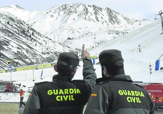 Agentes de la Guardia Civil, en la estación de esquí de Astún donde se ha registrado el accidente del telesilla.