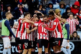 Los jugadores del Athletic celebran un gol en Vigo.